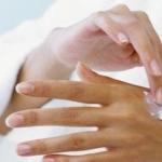 كيفية علاج البثور على اليدين في المنزل عند البالغين والأطفال