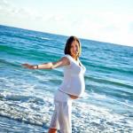زنان باردار در دریا: آیا می توان در دوران بارداری شنا کرد و آفتاب گرفت؟