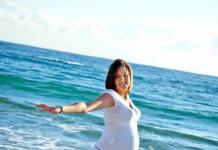 Raskaana olevat naiset merellä: onko mahdollista uida ja ottaa aurinkoa raskauden aikana?
