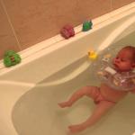 Cât de des să efectuați procedurile de apă cu un nou-născut La ce oră trebuie să faceți baie unui nou-născut