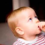 Un copil își suge degetul mare: ce să facă?